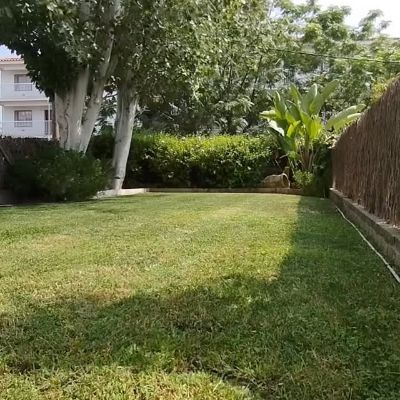 🌿 Aquest jardí necessitaba un bon tall de gespa, i a nosaltres ens encanta deixar el jardí a punt per a que vosaltres el pogueu gaudir!